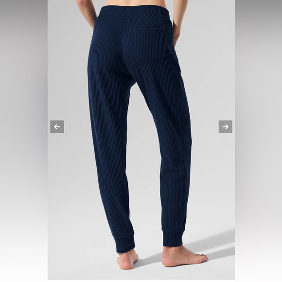 Alo Yoga Women's Navy muse sweatpants - Picture 3 of 7